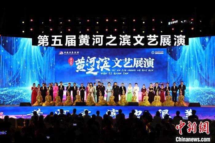 7月19日晚，第五屆黃河之濱文藝展演在蘭州體育文化廣場開幕。張曦予 攝