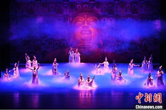 7月18日晚，中國經(jīng)典舞劇《絲路花雨》在甘肅蘭州黃河劇院進行演出。中國經(jīng)典舞劇《絲路花雨》迎來45周年，7月17日-8月4日在蘭州開啟為期多天的駐場演出。該舞劇取材于敦煌莫高窟壁畫，集中國霓裳羽衣舞、敦煌舞、印度舞、黑巾舞、波斯馬鈴舞等于一身，自1979年演出至今，該劇先后在40多個國家和地區(qū)演出近4000場，觀眾550多萬人次。中新社記者 李亞龍 攝</p>
<p>