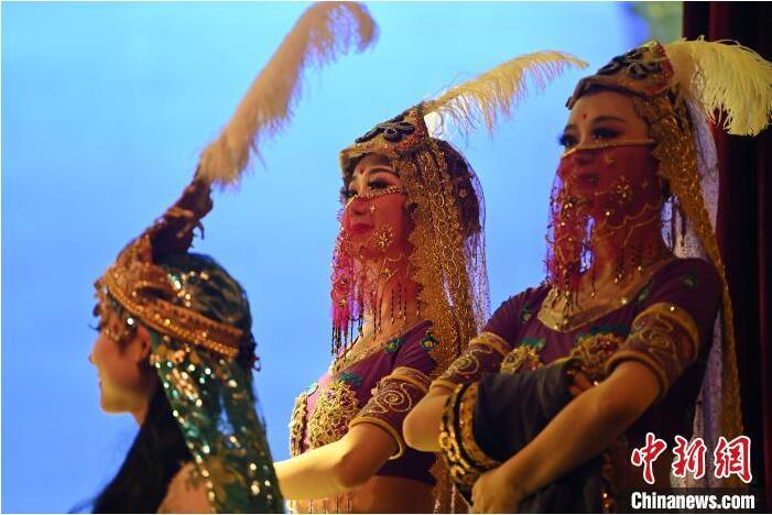 7月18日晚，中國經(jīng)典舞劇《絲路花雨》在甘肅蘭州黃河劇院進行演出。中國經(jīng)典舞劇《絲路花雨》迎來45周年，7月17日-8月4日在蘭州開啟為期多天的駐場演出。該舞劇取材于敦煌莫高窟壁畫，集中國霓裳羽衣舞、敦煌舞、印度舞、黑巾舞、波斯馬鈴舞等于一身，自1979年演出至今，該劇先后在40多個國家和地區(qū)演出近4000場，觀眾550多萬人次。中新社記者 李亞龍 攝</p>
<p>