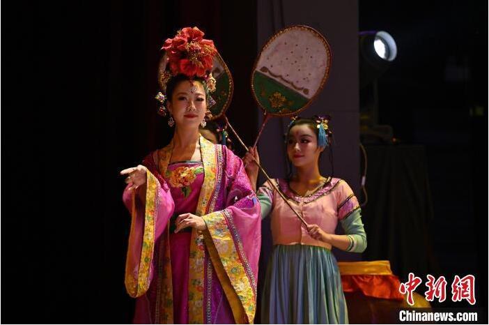 7月18日晚，中國經(jīng)典舞劇《絲路花雨》在甘肅蘭州黃河劇院進行演出。中國經(jīng)典舞劇《絲路花雨》迎來45周年，7月17日-8月4日在蘭州開啟為期多天的駐場演出。該舞劇取材于敦煌莫高窟壁畫，集中國霓裳羽衣舞、敦煌舞、印度舞、黑巾舞、波斯馬鈴舞等于一身，自1979年演出至今，該劇先后在40多個國家和地區(qū)演出近4000場，觀眾550多萬人次。中新社記者 李亞龍 攝</p>
<p>