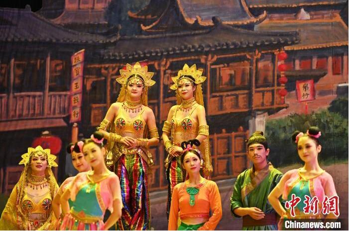 7月18日晚，中國經(jīng)典舞劇《絲路花雨》在甘肅蘭州黃河劇院進行演出。中國經(jīng)典舞劇《絲路花雨》迎來45周年，7月17日-8月4日在蘭州開啟為期多天的駐場演出。該舞劇取材于敦煌莫高窟壁畫，集中國霓裳羽衣舞、敦煌舞、印度舞、黑巾舞、波斯馬鈴舞等于一身，自1979年演出至今，該劇先后在40多個國家和地區(qū)演出近4000場，觀眾550多萬人次。中新社記者 李亞龍 攝</p>
<p>