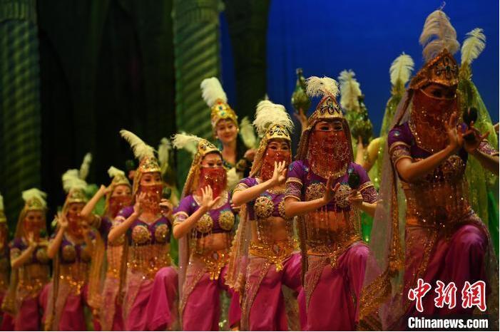 7月18日晚，中國經(jīng)典舞劇《絲路花雨》在甘肅蘭州黃河劇院進行演出。中國經(jīng)典舞劇《絲路花雨》迎來45周年，7月17日-8月4日在蘭州開啟為期多天的駐場演出。該舞劇取材于敦煌莫高窟壁畫，集中國霓裳羽衣舞、敦煌舞、印度舞、黑巾舞、波斯馬鈴舞等于一身，自1979年演出至今，該劇先后在40多個國家和地區(qū)演出近4000場，觀眾550多萬人次。中新社記者 李亞龍 攝</p>
<p>