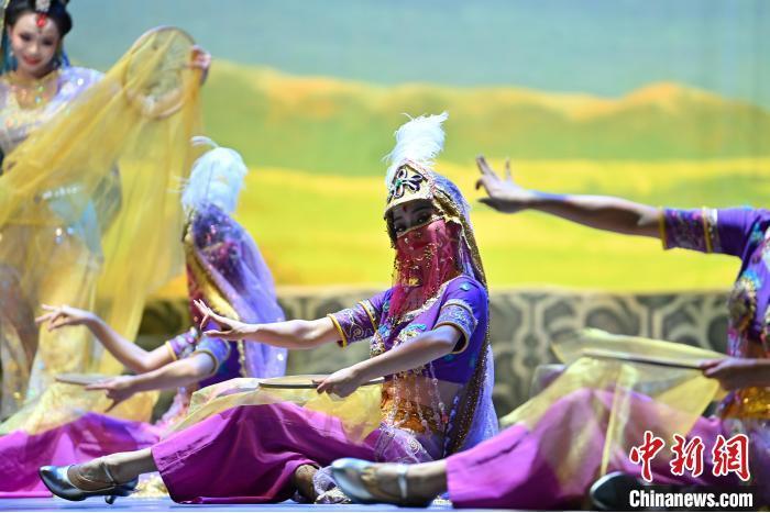 7月18日晚，中國經(jīng)典舞劇《絲路花雨》在甘肅蘭州黃河劇院進行演出。中國經(jīng)典舞劇《絲路花雨》迎來45周年，7月17日-8月4日在蘭州開啟為期多天的駐場演出。該舞劇取材于敦煌莫高窟壁畫，集中國霓裳羽衣舞、敦煌舞、印度舞、黑巾舞、波斯馬鈴舞等于一身，自1979年演出至今，該劇先后在40多個國家和地區(qū)演出近4000場，觀眾550多萬人次。中新社記者 李亞龍 攝</p>
<p>