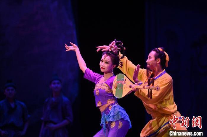 7月18日晚，中國經(jīng)典舞劇《絲路花雨》在甘肅蘭州黃河劇院進行演出。中國經(jīng)典舞劇《絲路花雨》迎來45周年，7月17日-8月4日在蘭州開啟為期多天的駐場演出。該舞劇取材于敦煌莫高窟壁畫，集中國霓裳羽衣舞、敦煌舞、印度舞、黑巾舞、波斯馬鈴舞等于一身，自1979年演出至今，該劇先后在40多個國家和地區(qū)演出近4000場，觀眾550多萬人次。中新社記者 李亞龍 攝</p>
<p>
