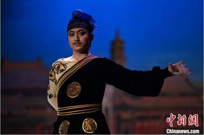 7月18日晚，中國經(jīng)典舞劇《絲路花雨》在甘肅蘭州黃河劇院進行演出。中國經(jīng)典舞劇《絲路花雨》迎來45周年，7月17日-8月4日在蘭州開啟為期多天的駐場演出。該舞劇取材于敦煌莫高窟壁畫，集中國霓裳羽衣舞、敦煌舞、印度舞、黑巾舞、波斯馬鈴舞等于一身，自1979年演出至今，該劇先后在40多個國家和地區(qū)演出近4000場，觀眾550多萬人次。中新社記者 李亞龍 攝