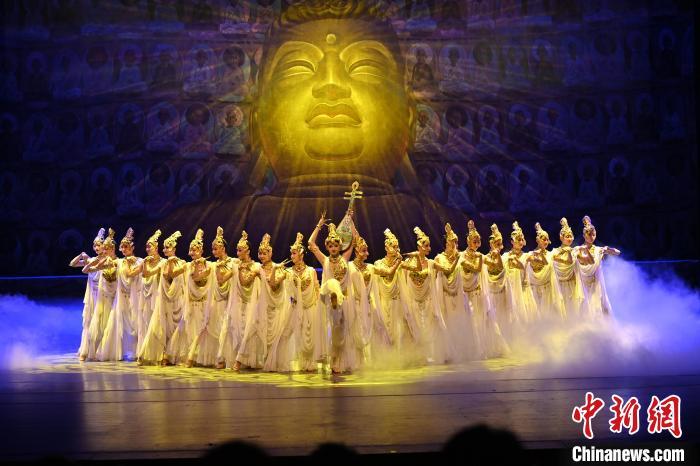 7月18日晚，中國經(jīng)典舞劇《絲路花雨》在甘肅蘭州黃河劇院演出。李亞龍 攝
