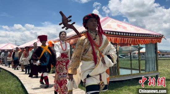 2024年6月，甘肅甘南藏族自治州上演藏服時(shí)裝秀。(資料圖)高瑩 攝