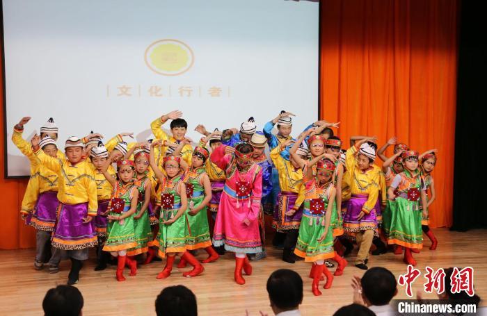圖為蘭州大學文化行者團隊走進民族社區(qū)，開展系列活動。(資料圖)蘭州大學供圖