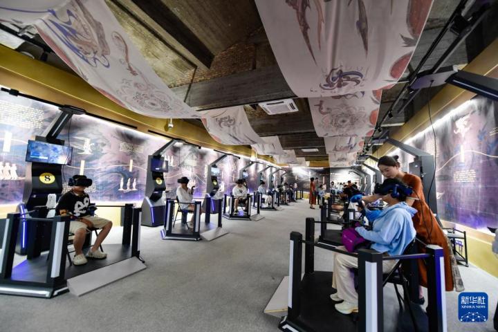 7月22日，游客線下體驗(yàn)“尋境敦煌——數(shù)字敦煌沉浸展”。新華社記者 郎兵兵 攝</p>
<p>