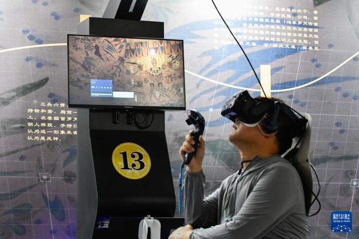 7月22日，游客借助VR設(shè)備沉浸式游覽莫高窟第285窟虛擬場景。新華社記者 郎兵兵 攝