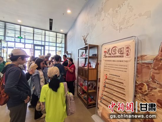 近日，玉門關(guān)遺址景區(qū)開啟了一場精彩紛呈的玉關(guān)詩詞挑戰(zhàn)賽，吸引眾多游人參與其中。玉門關(guān)遺址景區(qū)供圖