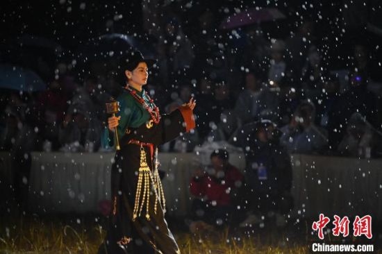 圖為2024年8月6日晚大賽現(xiàn)場模特進(jìn)行比賽。李亞龍 攝