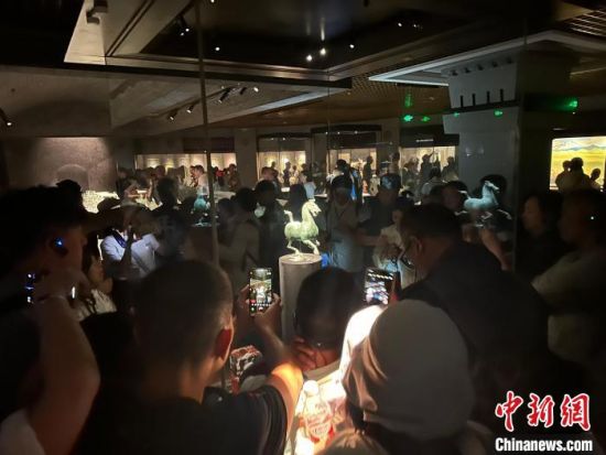 8月17日至23日，“濃濃民族情 兩岸一家親”臺(tái)灣同胞參訪團(tuán)甘肅行交流活動(dòng)在甘肅展開。圖為臺(tái)胞參觀甘肅省博物館。中新社記者 閆姣 攝