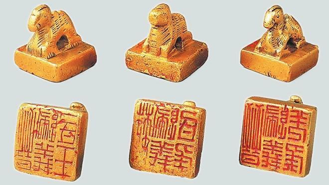 從左至右依次為“晉歸義羌侯”金印、“晉歸義氐王”金印、“魏歸義氐侯”金印