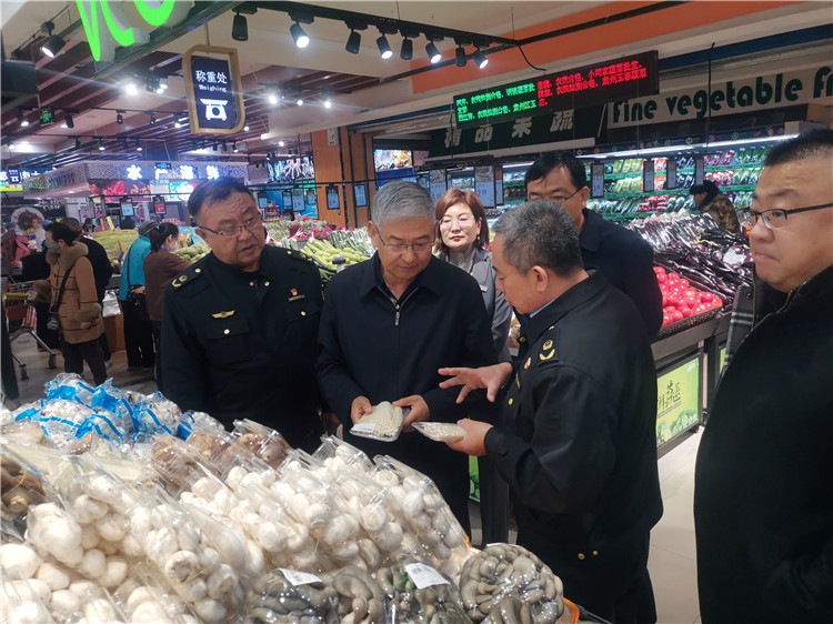 圖為市委常委、市紀(jì)委書記、市監(jiān)委主任張學(xué)勇調(diào)研食品安全責(zé)任包保企業(yè)西部天地商貿(mào)有限責(zé)任公司.jpg