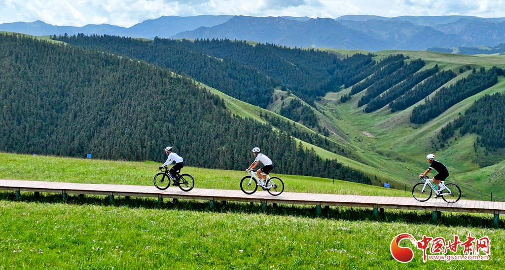肅南：騎游飽覽青山綠水