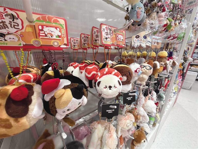 背包掛飾成年輕人“貼身小跟班”